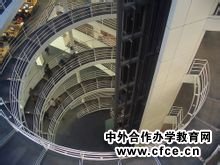 学校的图书馆是世界最大的社科类图书馆之一 学校的图书馆是世界最大的社科类图书馆之一